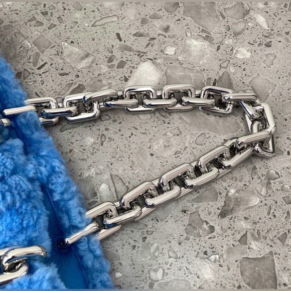 Luxury Faux Shearling Tote Bag with Gold Chain Straps NWOT - Picture 4 of 6